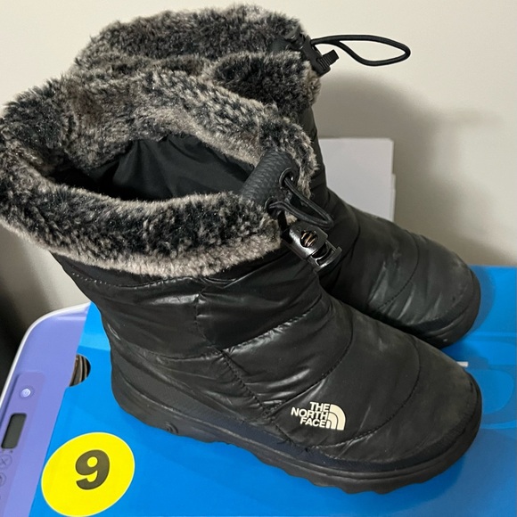 Girls The North Face Black Goose Down Slip on  Boots - Picture 9 of 11